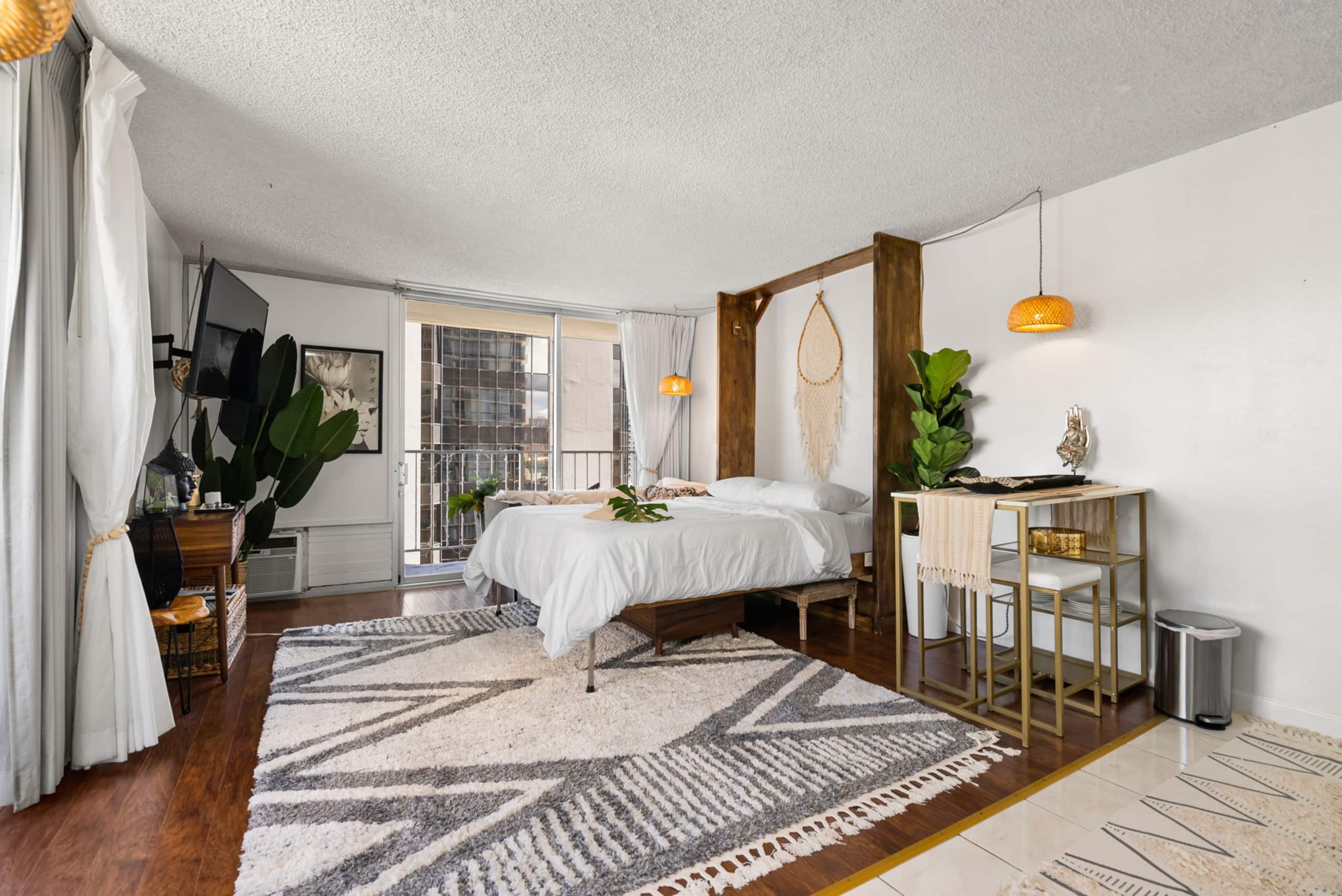 Condo in Honolulu · ★4.96 · Studio · 1 bed · 1 private bath - Image 14
