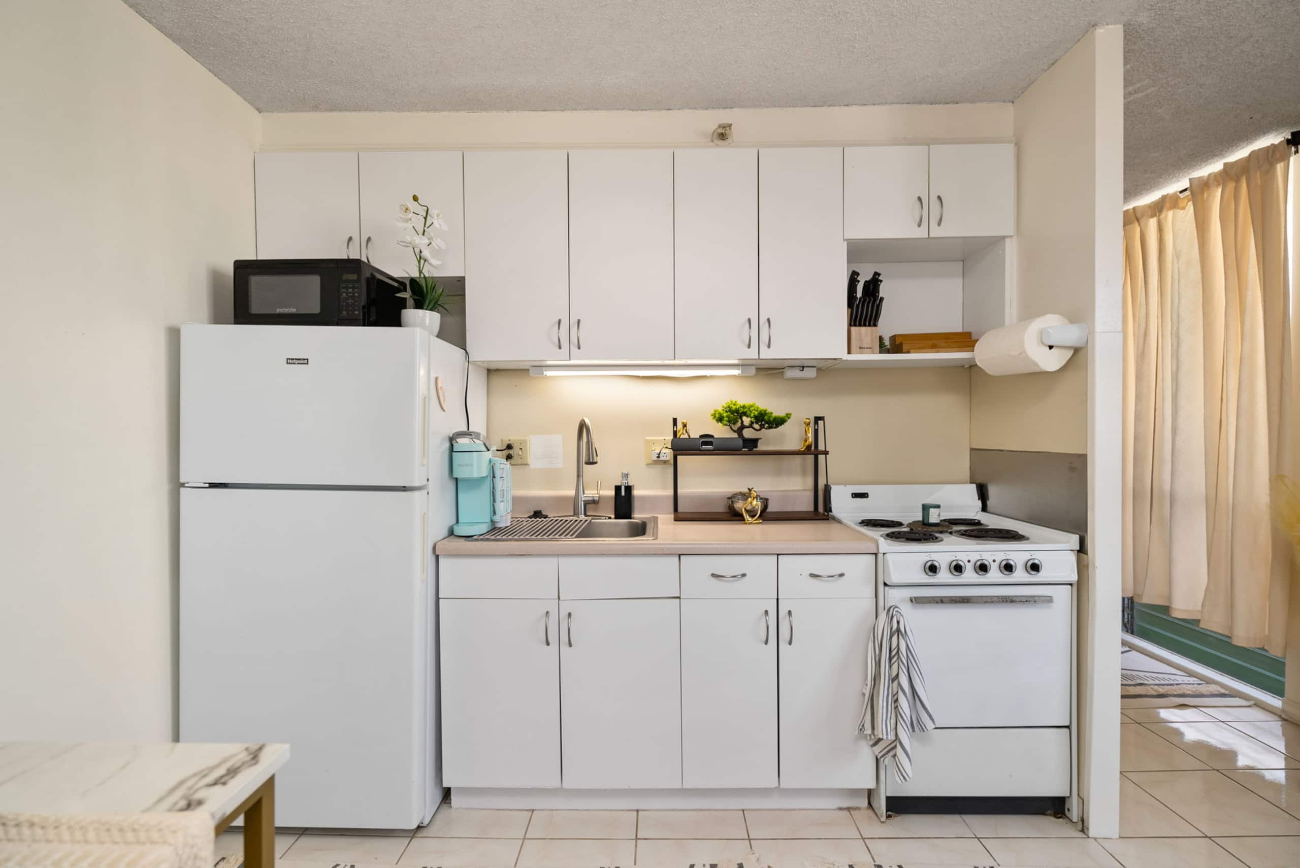 Condo in Honolulu · ★4.96 · Studio · 1 bed · 1 private bath - Image 11