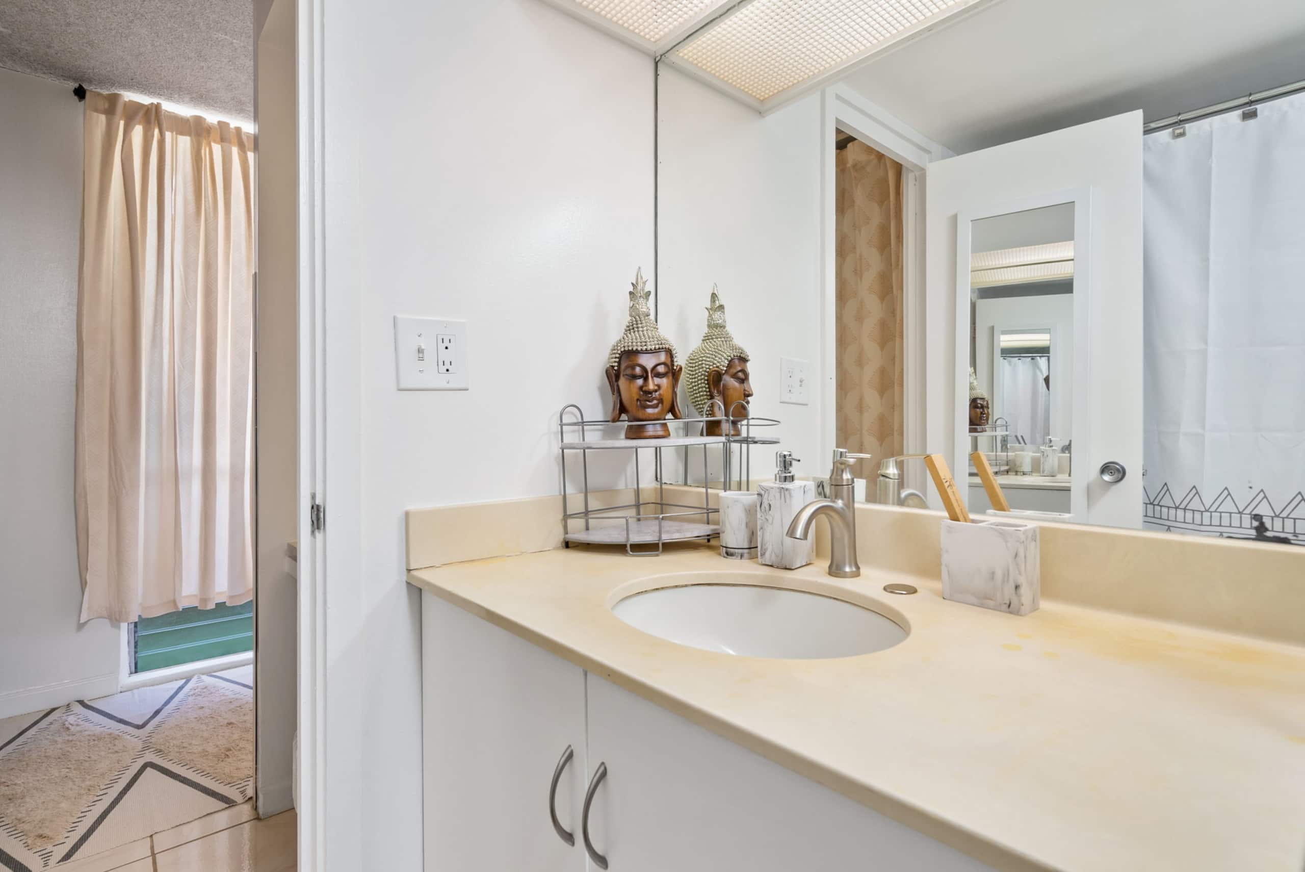 Condo in Honolulu · ★4.96 · Studio · 1 bed · 1 private bath - Image 16