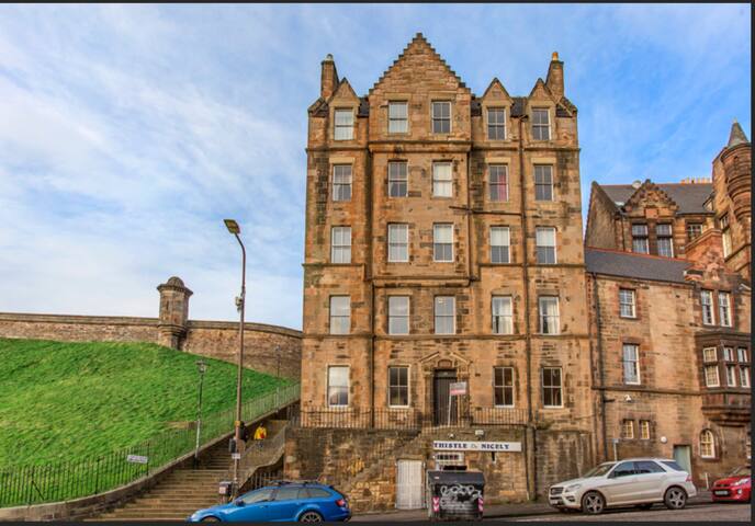 Super 2 bedroom flat next to Edinburgh Castle