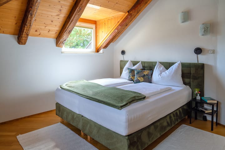 宽敞的双人床，配有舒适的床垫。