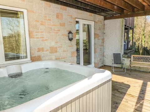 Pop's Lodge with hot tub sleeps 6, 3 ensuite rooms