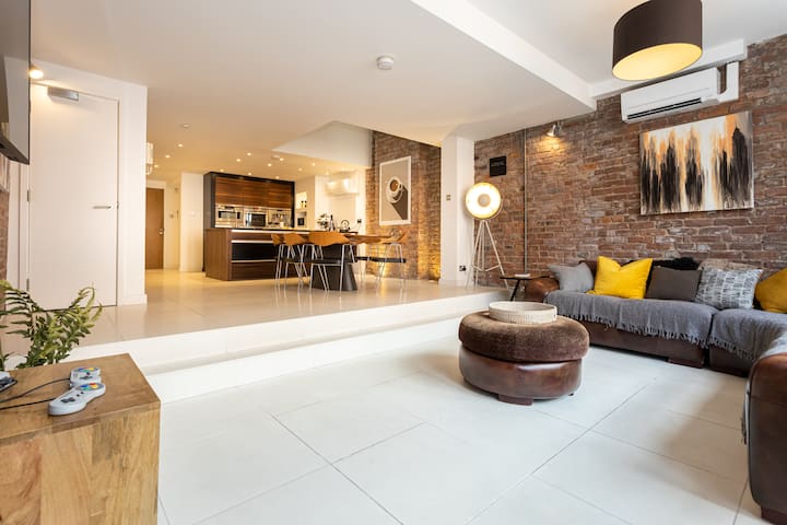 Luxury Penthouse with Private Roof Terrace