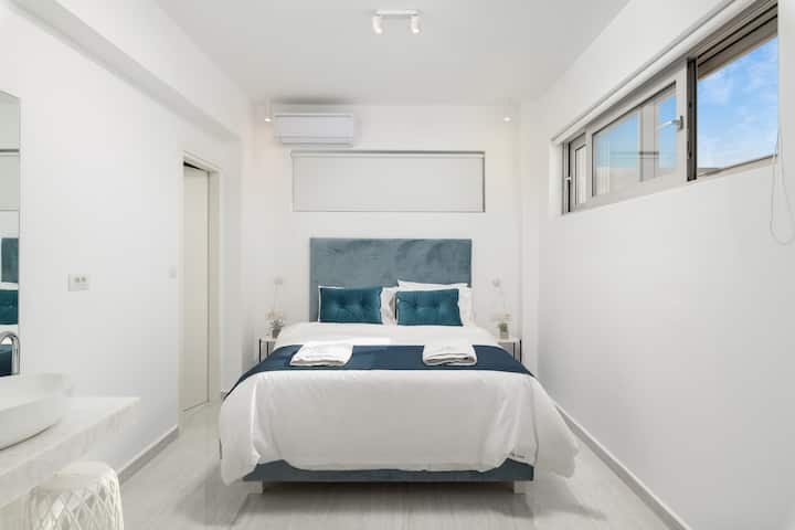 Ground floor bedroom with a 1,70 x 2,00 bed, A/C, 43’ TV.