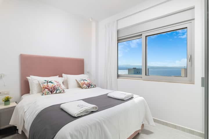 First floor bedroom with a 1,60 X 2,00 bed, A/C, 32’’ TV and views to the pool and sea.