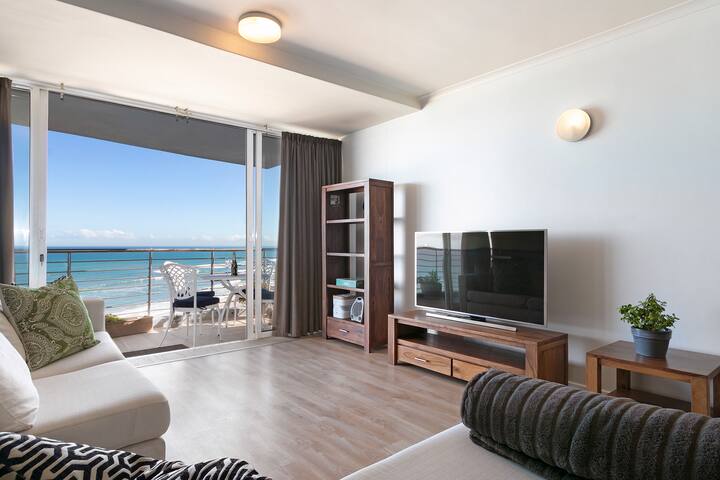 Chic Beachfront Apt with Table Mountain Views