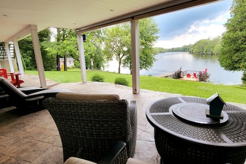 Waterfront 5 bedroom Cottage Hot Tubs and Fishing