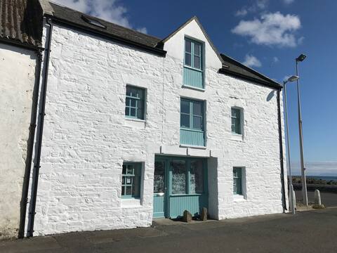 Lovely holiday home with sea views and games room.