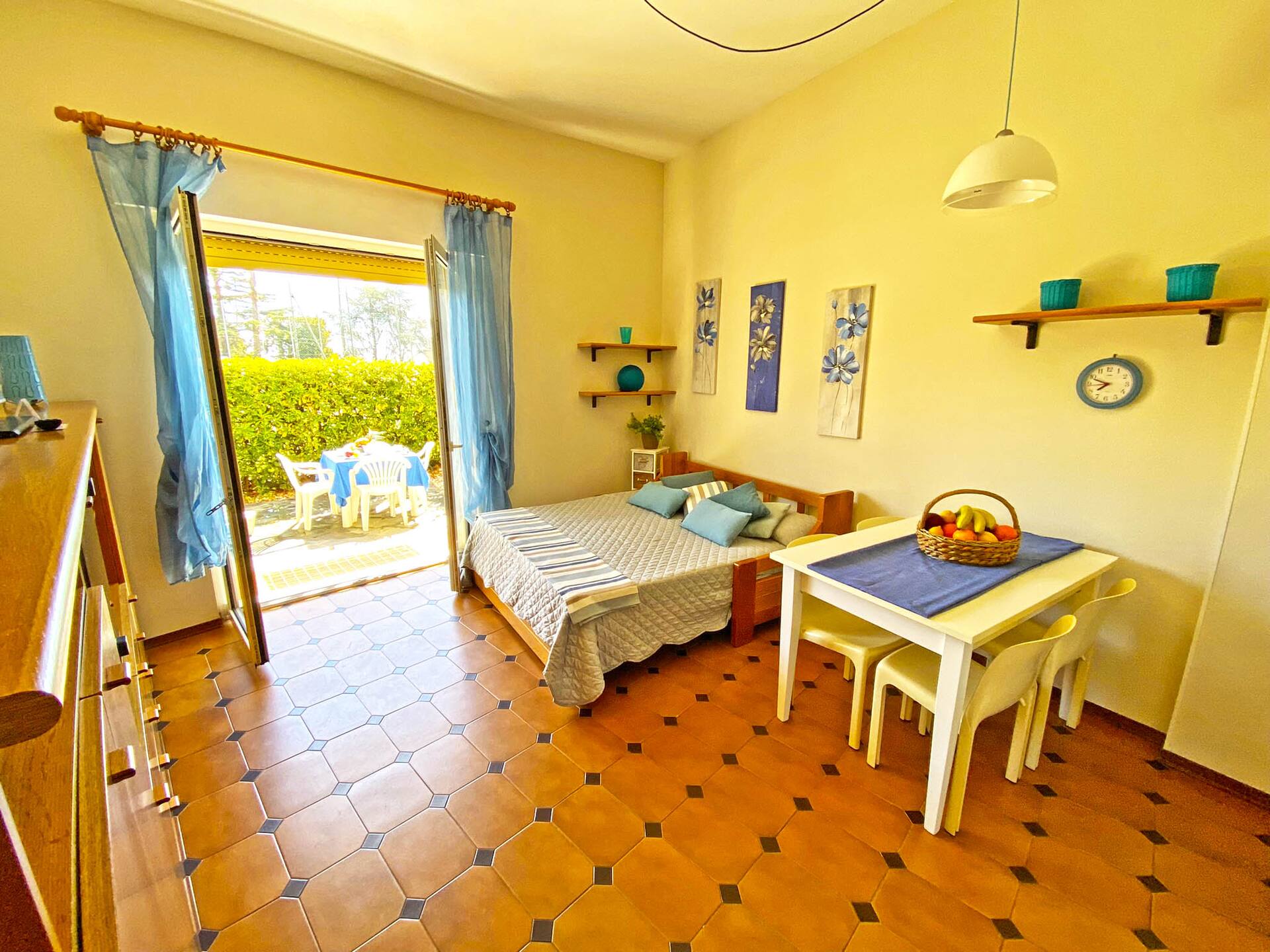 Studio apartment with balcony with sea view 50 meters from the sea — photo 4