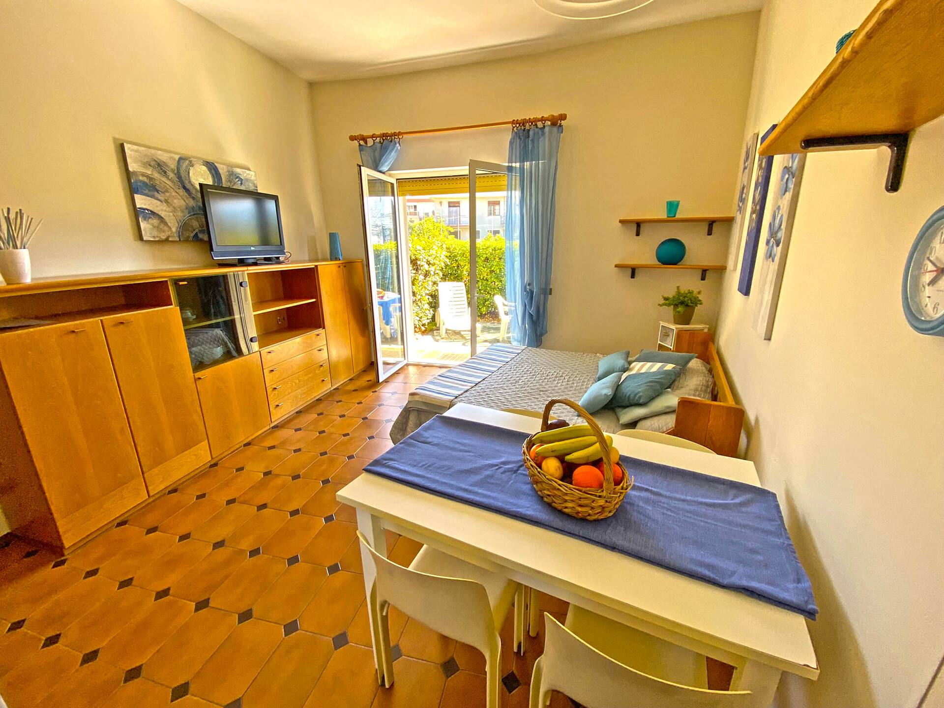 Studio apartment with balcony with sea view 50 meters from the sea — photo 5