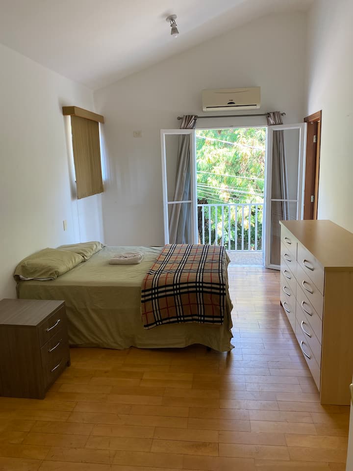 CHEERFUL ROOM WITH POOL IN THE HOUSE Houses for Rent in Campinas, São