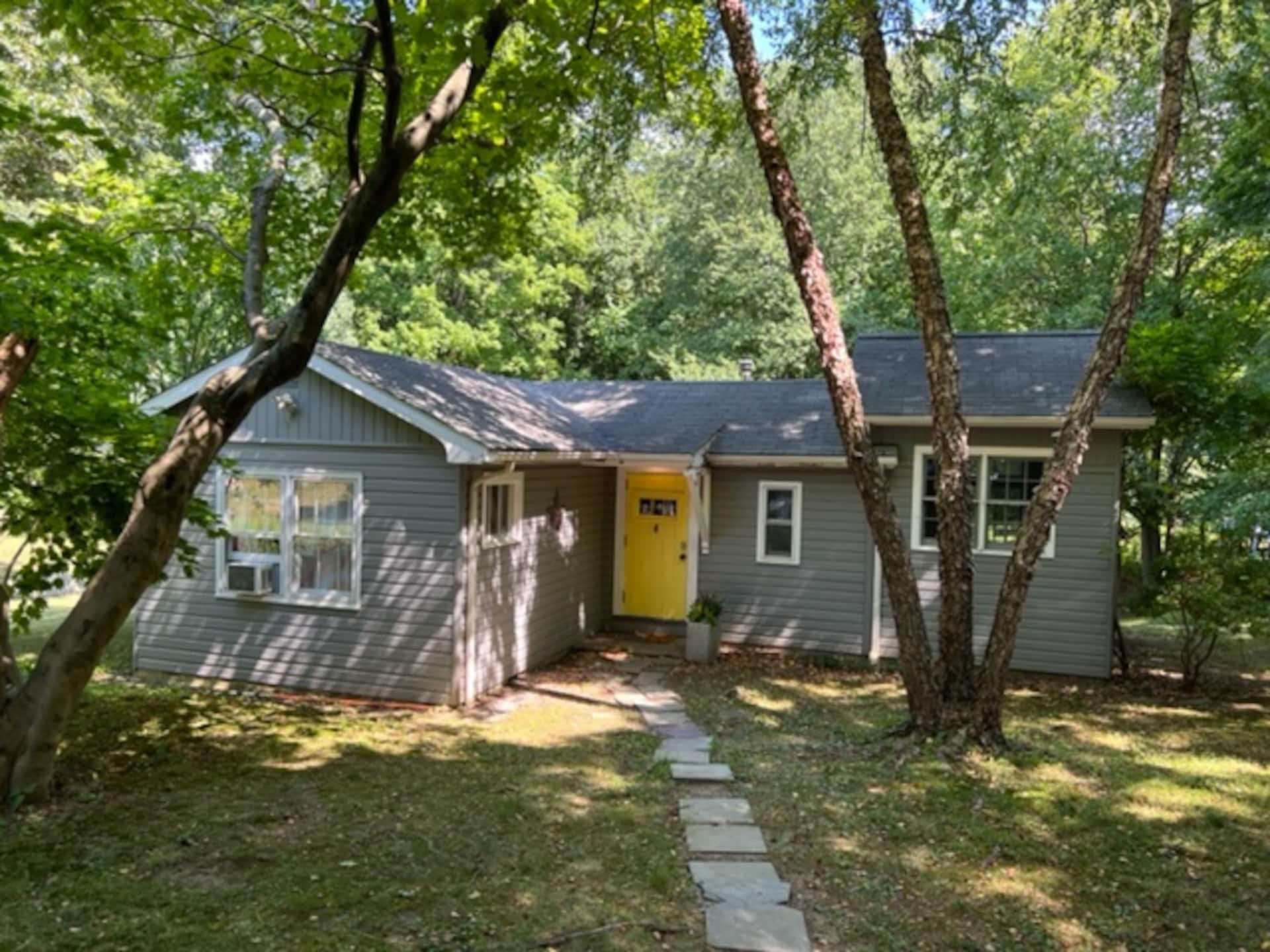 Peaceful Yellow Door Cottage
