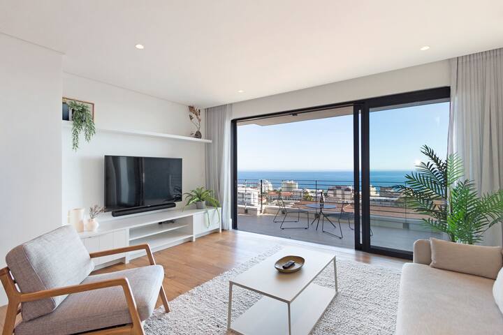 Stylish Apartment with Uninterrupted Ocean Views gallery image 2