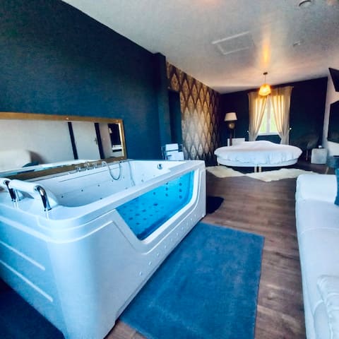 Suite with Jacuzzi/Balneotherapy. Red room option