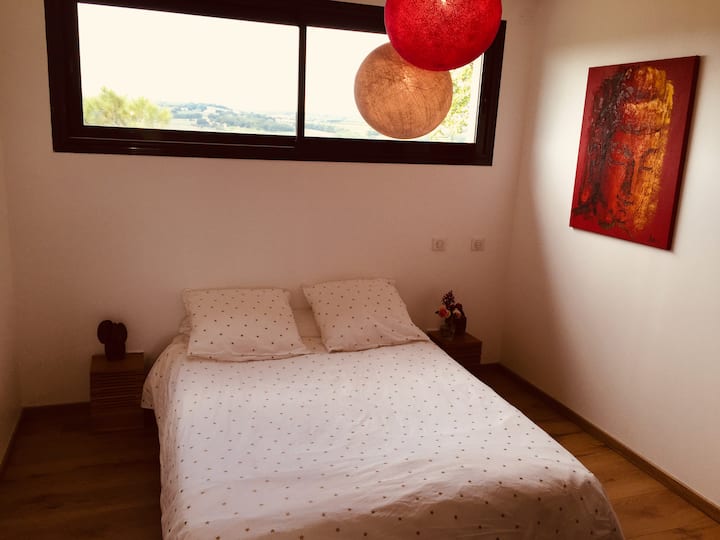 ห้องนอนสตูดิโอ (เตียงใหญ่ 140 หลัง) พร้อมห้องน้ำ 