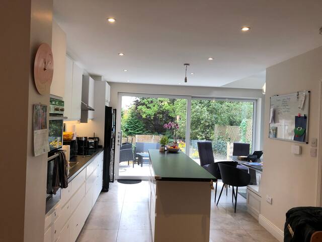 3 bed luxury home Dublin south city. Bus stop 100m