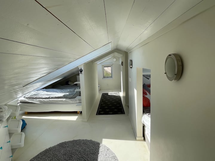 EL último piso 
Una cama doble (180 cm) con vista al mar en el lado izquierdo.
Tres habitaciones pequeñas sin puertas en el lado derecho, cada una con una cama doble (160 cm de ancho) – altura del techo baja, te arrastras
Altura máxima del techo 186 cm en el punto más alto del techo.