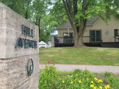 Cozy 3 bed 2 bath house 1 block from lake.