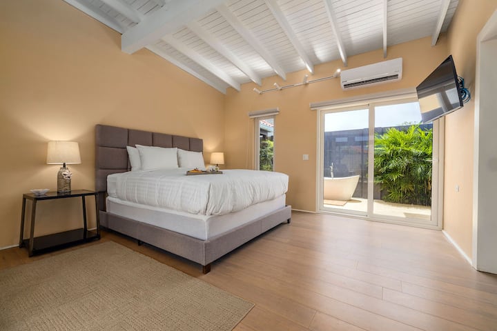 La première chambre principale dispose d'un lit king size confortable avec climatiseur. Le logement est aimable et accueillant. Le grand placard d'entrée facilite le déballage.