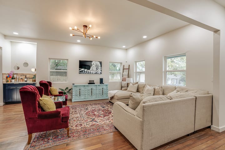 5 Bedroom Property Near Alamodome! - San Antonio, TX