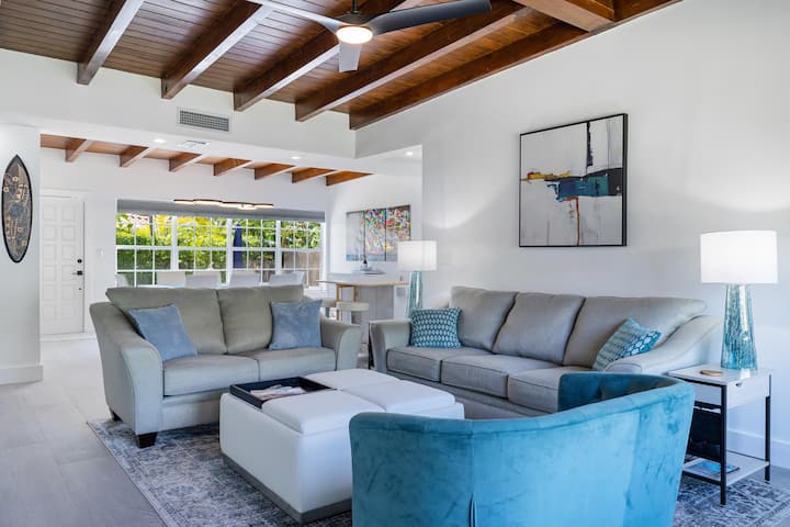Stylish 3 Bedroom Beach Villa - Surfside, FL