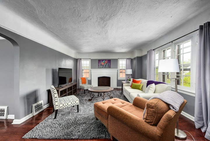 Charming & Cozy ~ Long-Stays OK ~ Near CLE Clinic