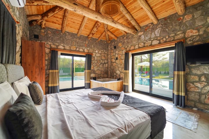 Спални с изглед към басейна