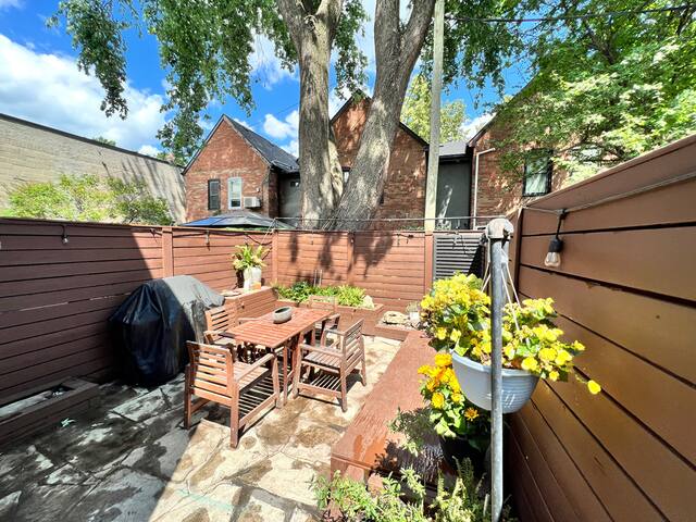 Elegant 3-bed, 2.5 bath private Leslieville home gallery image 5