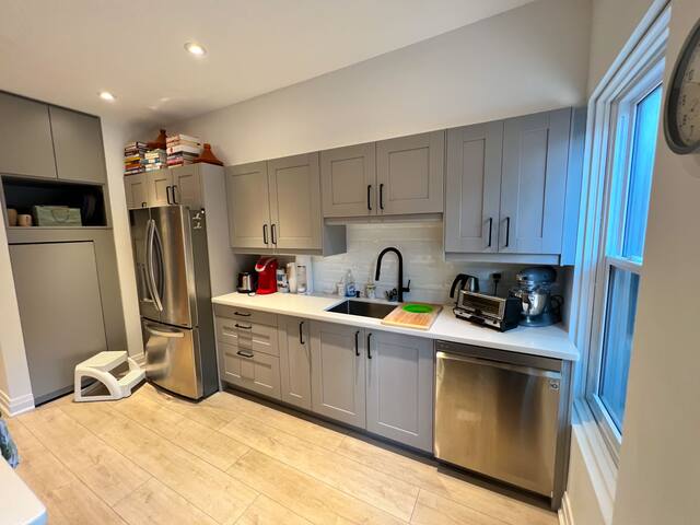 Elegant 3-bed, 2.5 bath private Leslieville home gallery image 2