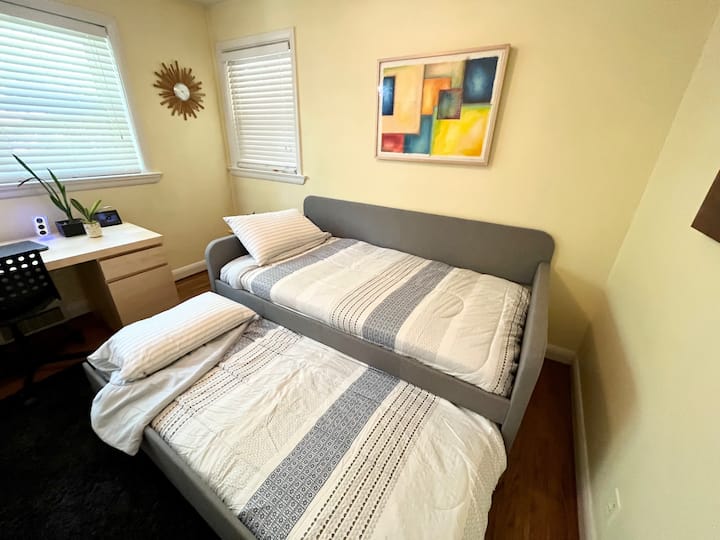 オフィスの寝室、メインフロア。 

追加の写真には、2人の特別なゲストのために用意されたデイベッドを用意しています。