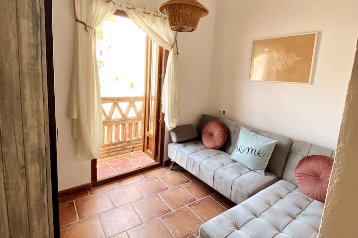 CASA BODðJAR في لينتيغي غرناطة هو مكان مثالي لشخصين أو شخصين (ربما ثالث في هذه الغرفة) الذين يحبون مسكنًا دافئًا وحديثًا في بيئة طبيعية وفريدة.