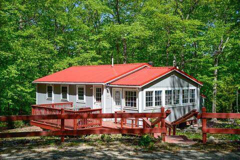 Cozy cabin close to Pleasant Mountain and lake!