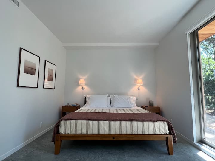 غرفة نوم كبيرة بسرير بمقاس كبير.