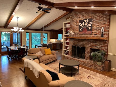 Popular Airbnb listing: Ivy Overlook: Cozy & Comfy Near Marietta Square! in Marietta