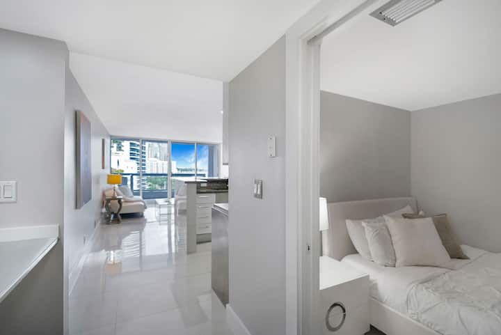 مدخل الشقة، على اليمين توجد غرفة النوم الداخلية الثانية (بدون نوافذ)، سرير بحجم كوين، تلفزيون Roku