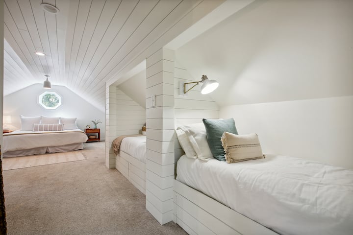 Ფართო საძინებელი ზემოთ დიდი ზომის საწოლით და (2) ორადგილიანი საძილე კუთხეებით 