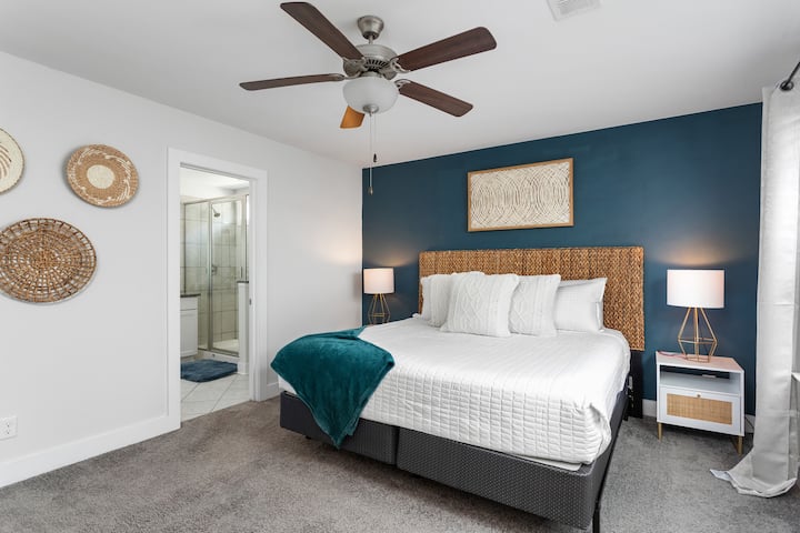 Chumba kikubwa cha kulala kilicho na kitanda cha mfalme, kabati la kuingia, Smart TV na kwenye chumba