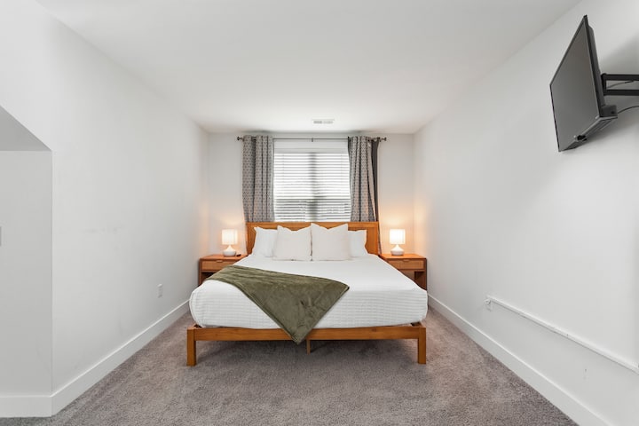 Chumba cha kulala cha roshani kilicho na kitanda cha mfalme, Smart TV na kabati. Pia kuna nafasi ya ofisi.