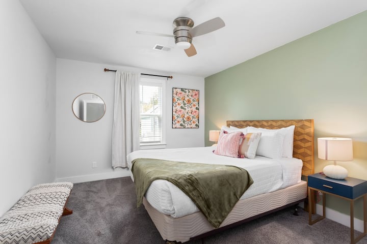 Chumba cha wageni cha pili kilicho na kitanda cha malkia, kabati, kabati la nguo na Smart TV. 