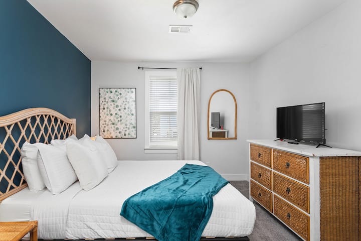 Chumba cha kulala cha mgeni wa kwanza, kitanda cha Malkia kilicho na kabati, kabati la nguo na runinga janja.