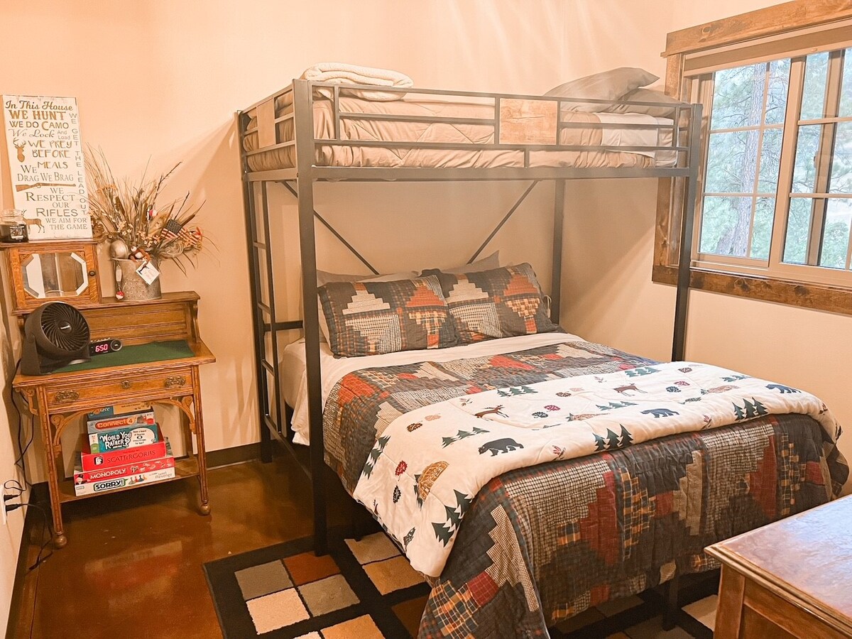 Kitanda cha ukubwa wa Malkia na kitanda cha roshani cha ukubwa wa pacha.