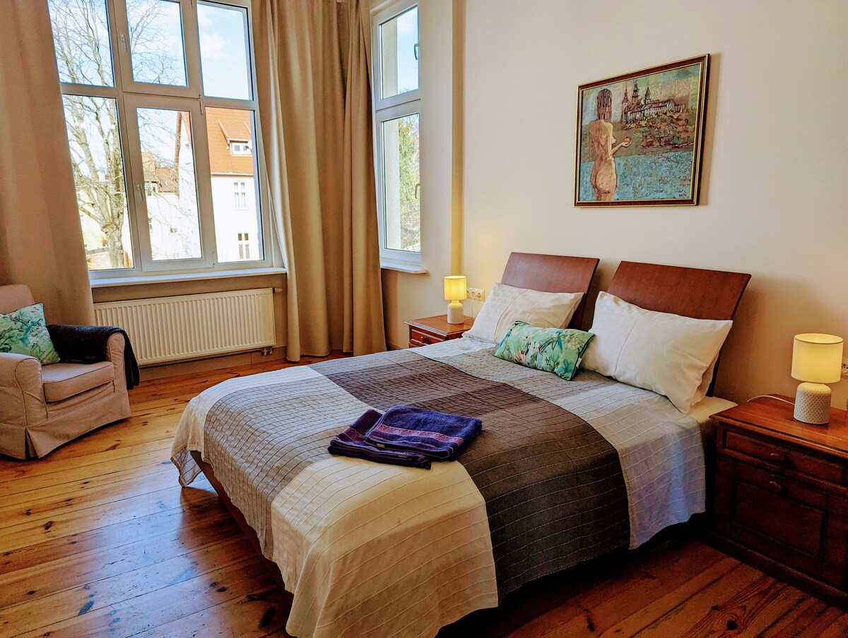 "เจอร์ซี่ตอบกลับอย่างรวดเร็วและช่วยฉันได้มากในขณะที่จองที่พักและเมื่อฉันอยู่ในโซพอต ที่พักของเขาสว่างโปร่งโล่งสะอาดและอยู่ในทำเลที่สมบูรณ์แบบสำหรับทุกสถานที่ที่ต้องไปเยี่ยมชมในโซพอต "