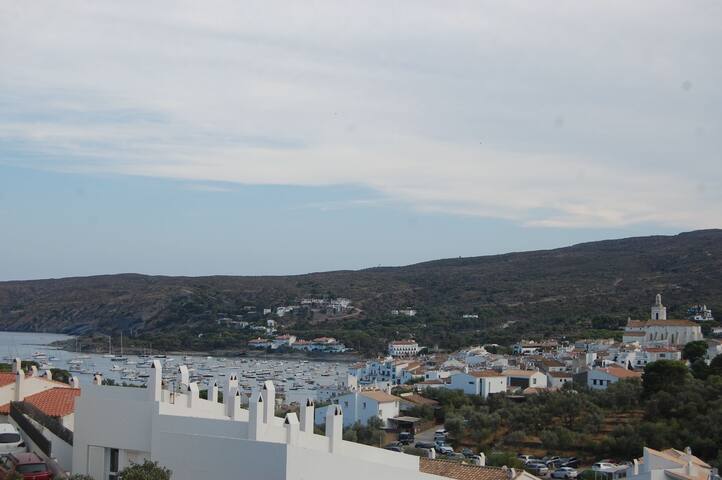 Apto. en Cadaques con terraza y vistas al mar.