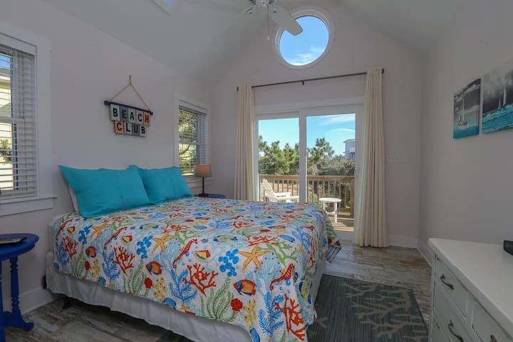 غرفة النوم الرئيسية رقم1 مع سطحها الخاص.