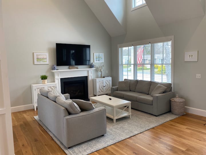 Modern Cape Cod Home Steps To Beach; Pool Access! - マーサズ・ビンヤード島, MA