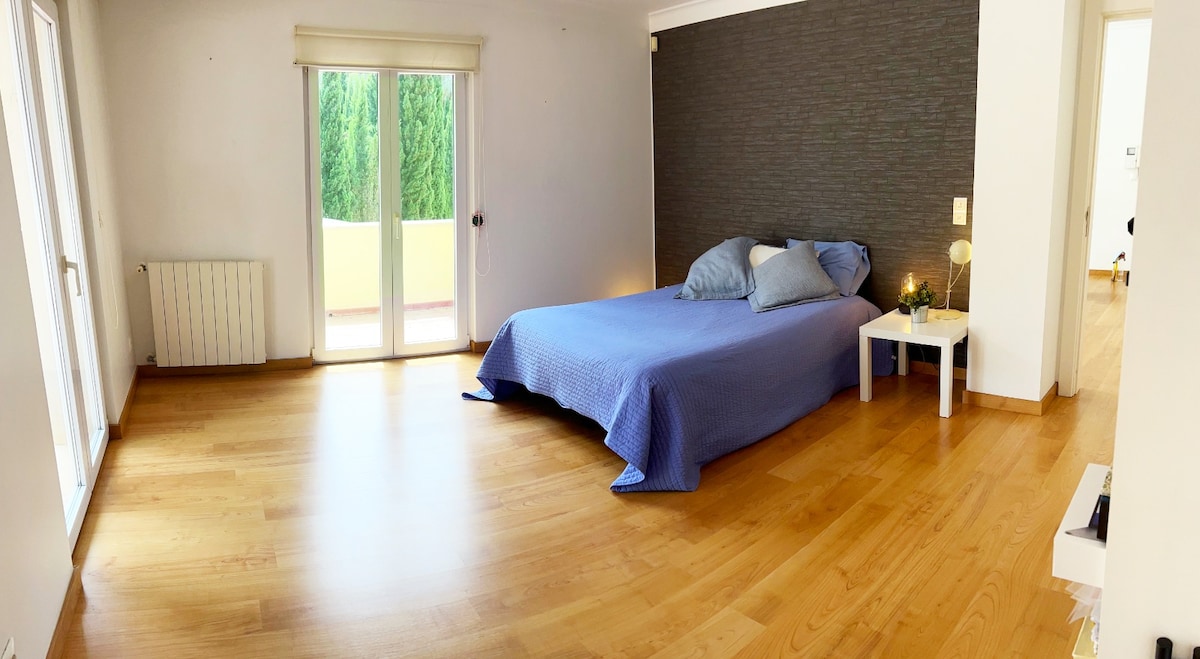 ห้องสวีทพร้อมเตียงขนาดวีนและห้องน้ำส่วนตัวพร้อมระเบียงกลางแจ้งขนาด 35 ตร.ม. พร้อมวิวสนามกอล์ฟที่สวยงาม