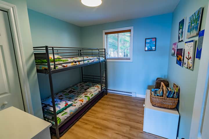 Dhoma e dytë e gjumit (Krevate me krevat me trungje)