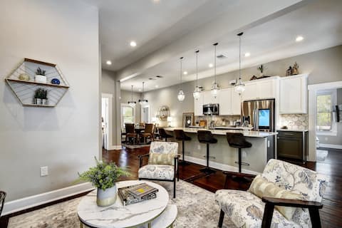 Top performing Airbnb: Downtown Sophie 3 BD/3BA Walk to the RiverWalk! EV in Lavaca