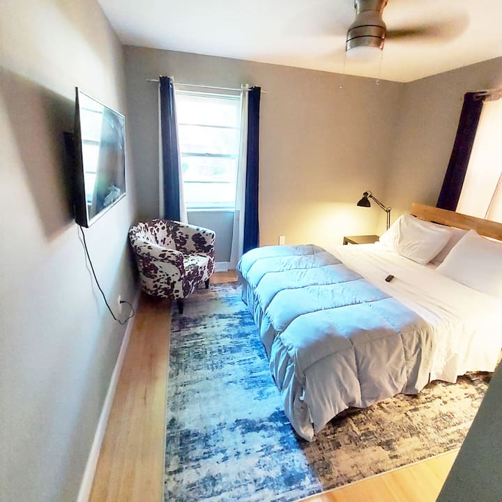 Dhoma e gjumit e dytë e pajisur me krevat dopio "queen", ventilator tavani dhe televizor inteligjent 50". 