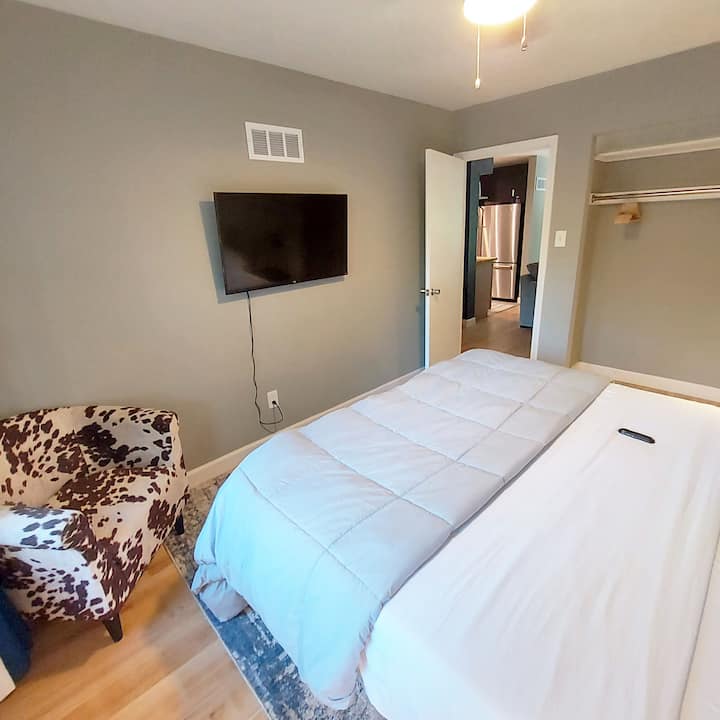 Dhomë gjumi master e pajisur me krevat King, ventilator tavani dhe televizor inteligjent 50". 